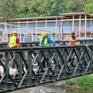 Demontáž historického válečného mostu Bailey Bridge přes řeku Jihlavu na Polance v Třebíči. 