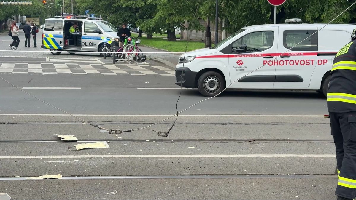 Jel, kudy neměl. Polský náklaďák strhl trolej na pražské Výtoni