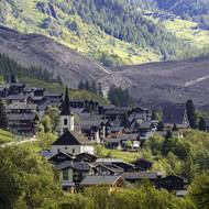 Kippel zůstal, Blatten nikoli. Obě vesnice jsou součástí malebného údolí Lötschental, které je na seznamu přírodního dědictví UNESCO. 