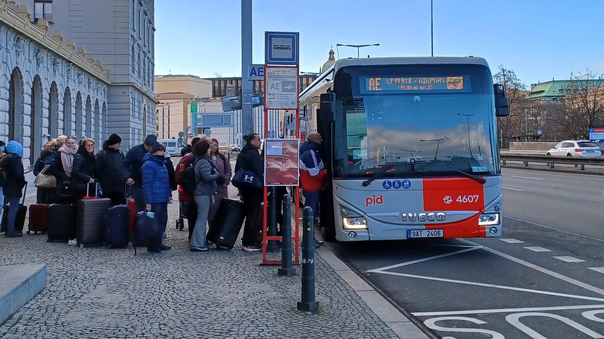 Příměstské pražské linky zavádí nový systém nastupování, má zamezit zpožděním