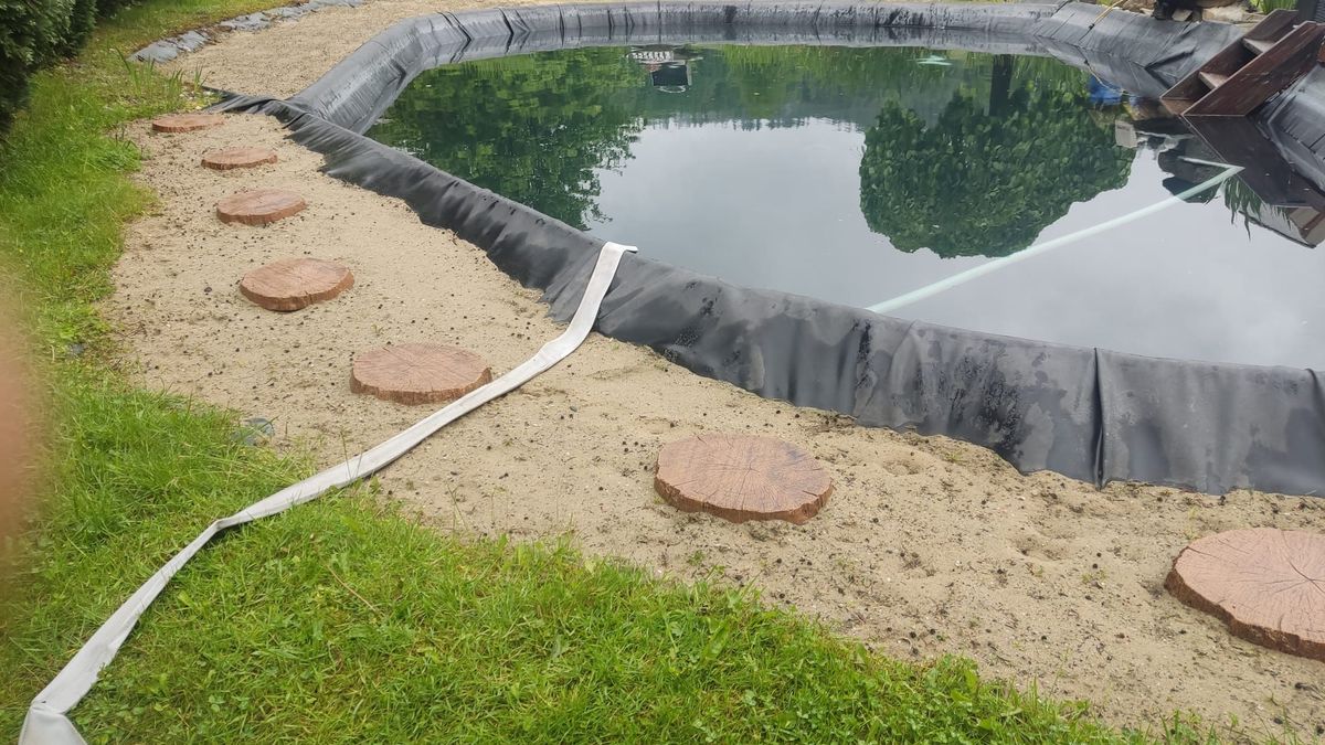 Muž na Třinecku kradl vodu přímo z hydrantu, plnil si jezírko