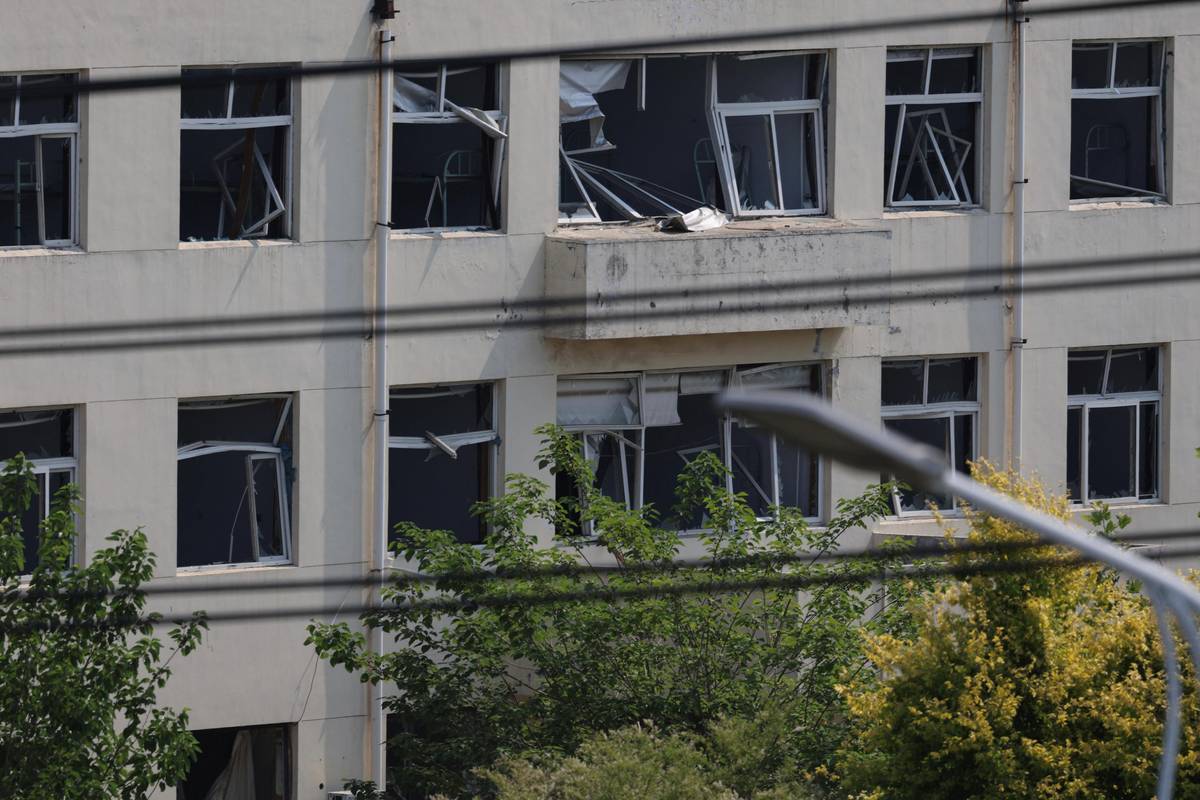 Rozbitá okna v budově nedaleko chemičky.