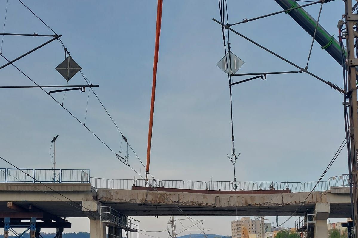 Poškození mostu v Popradu přerušilo vlakovou dopravu, týká se to i spojů do Česka