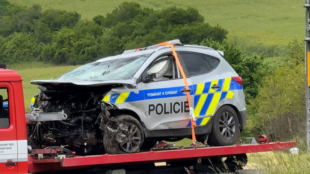 Při srážce policejního vozu s jiným autem u Berouna se zranili tři lidé