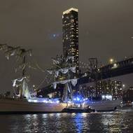 Podle svědků loď ztratila výkon. Místo plavby na moře ji proudy unesly až pod Brooklynský most. 