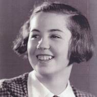 Poté, co s vyšla v roce 1938 poštovní známka s tváří Evy Neugebauerové (Haňkové), stala se studentka pardubického gymnázia středem pozornosti.