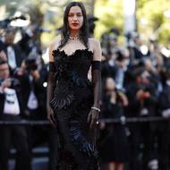 Modelka Irina Shayková v černém modelu posetém peřím značky Elie Saab působila uhrančivě.