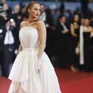 Jennifer Lawrenceová zaujala na premiéře filmu Die, My Love, v němž ztvárnila hlavní roli, v bílých šatech od Diora. 