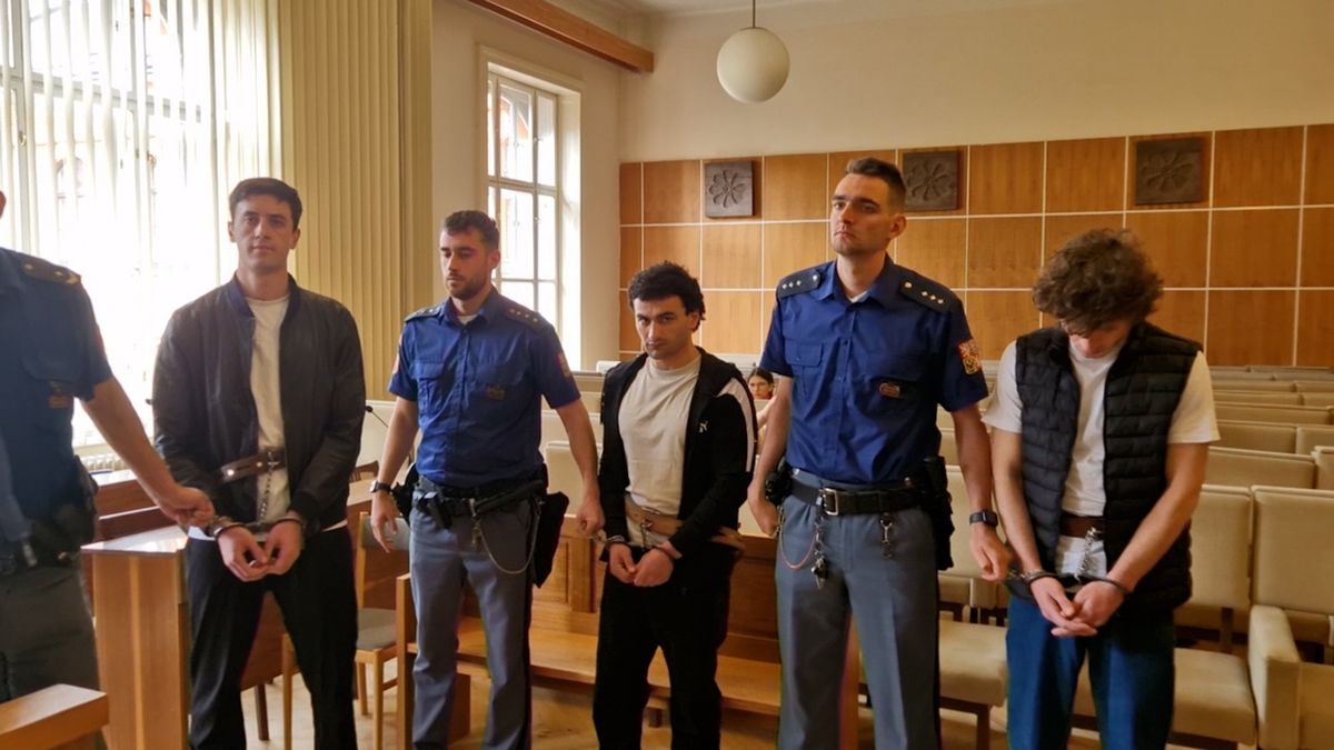 Teplákový gang měl v Břeclavi přepadnout směnárníka. Jen jsme se ptali na cestu, tvrdí soudu
