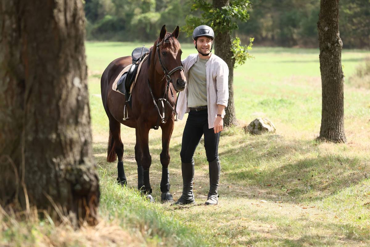 Ke koním má blízko. Opakovaně s nimi před kamerou stál, ale i seděl v sedle.