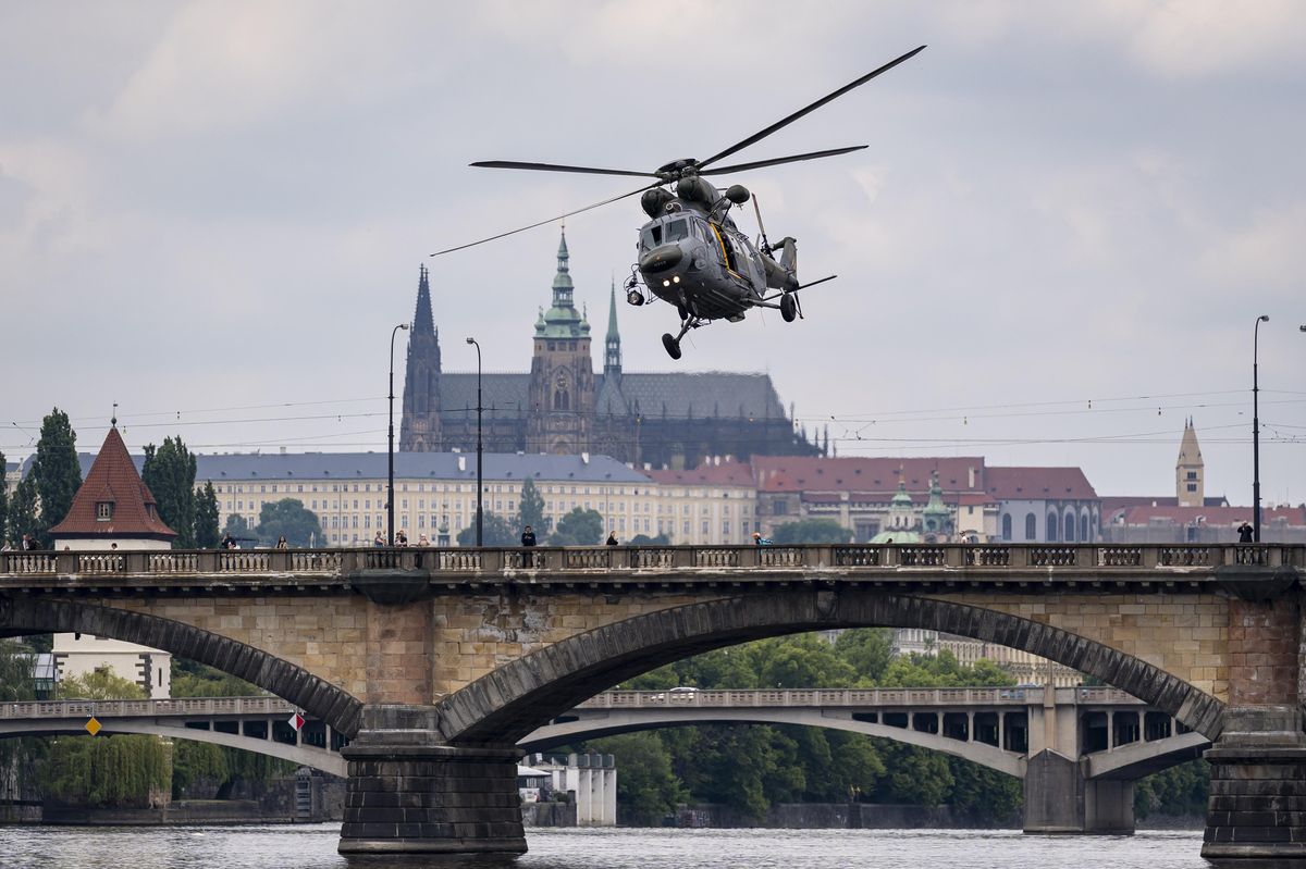 FOTO: Výsadek v centru Prahy. Armáda u Vltavy předvedla, co umí