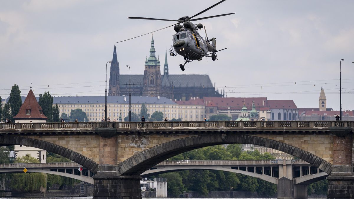FOTO: Výsadek v centru Prahy. Armáda u Vltavy předvedla, co umí