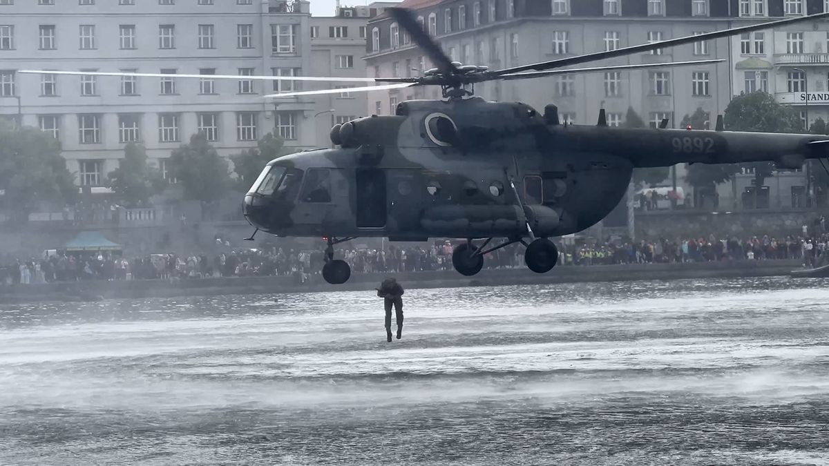 Armáda obsadila pražské náplavky. Do Vltavy skákali vojáci z vrtulníků