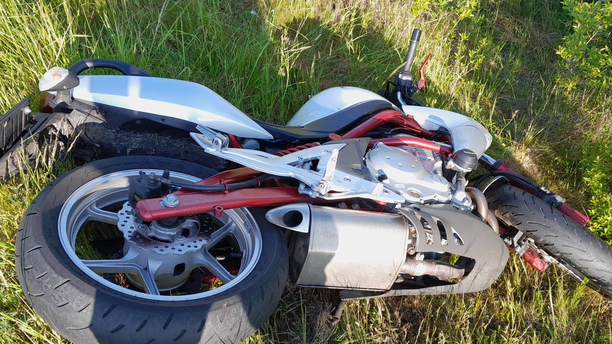 Provoz na D10 stojí kvůli nehodě dodávky s motorkářem
