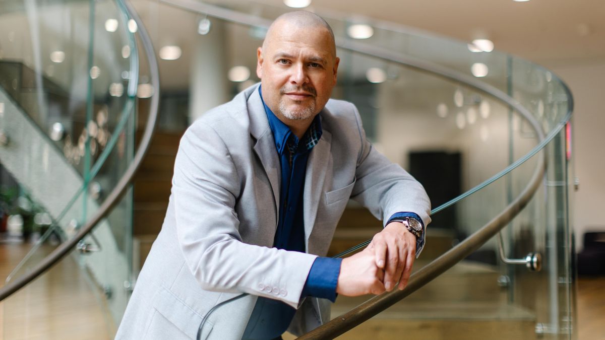 Kyberpodvodníci přitvrdili, za svými oběťmi míří i osobně, říká expert