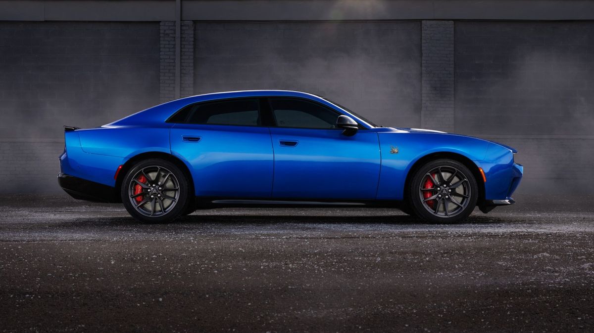Dodge Charger přijíždí v pětidveřovém provedení. Drží se elektřiny
