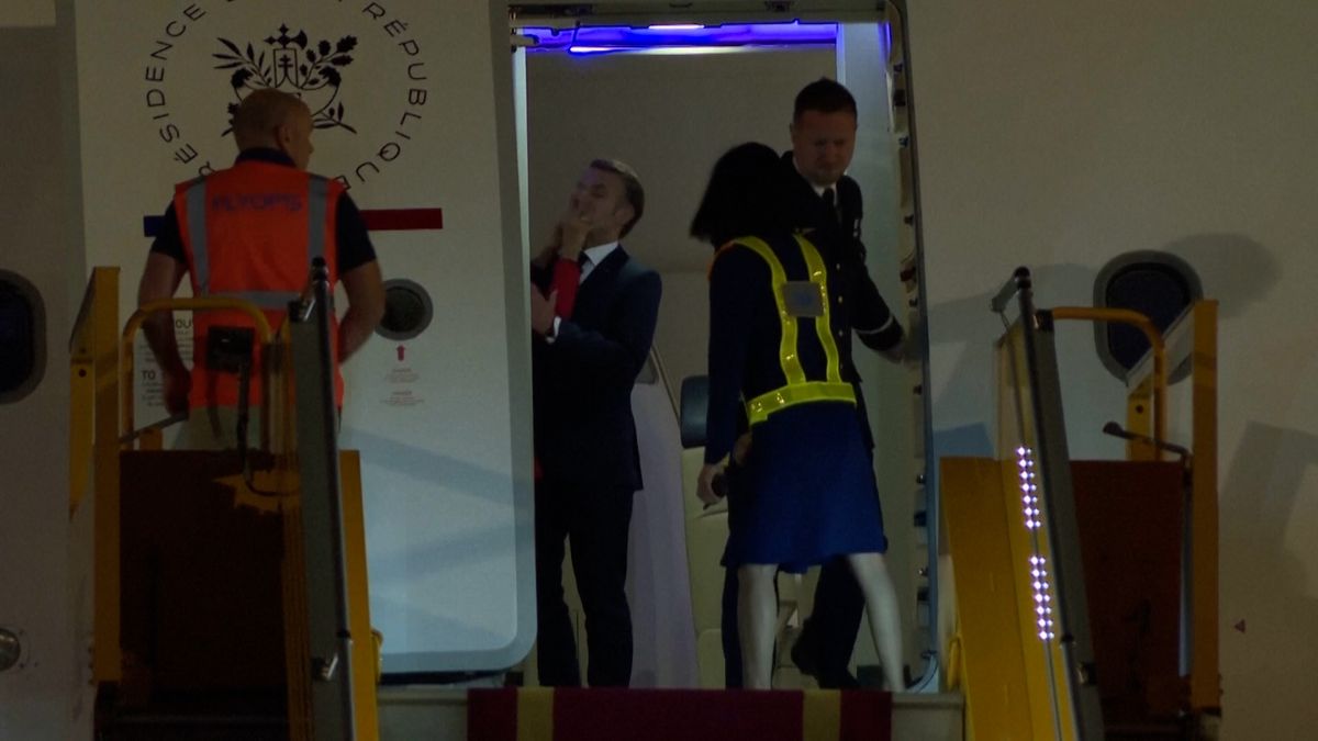 Macronová praštila manžela do obličeje. Incident zachytila kamera