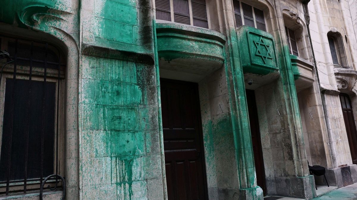 V Paříži vandalové poničili synagogy, památník a židovskou restauraci