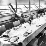 Jídelna obří vzducholodi. Při plavbách nad Evropou mohl Hindenburg nést až 70 pasažérů, přes oceán jich smělo cestovat padesát. 