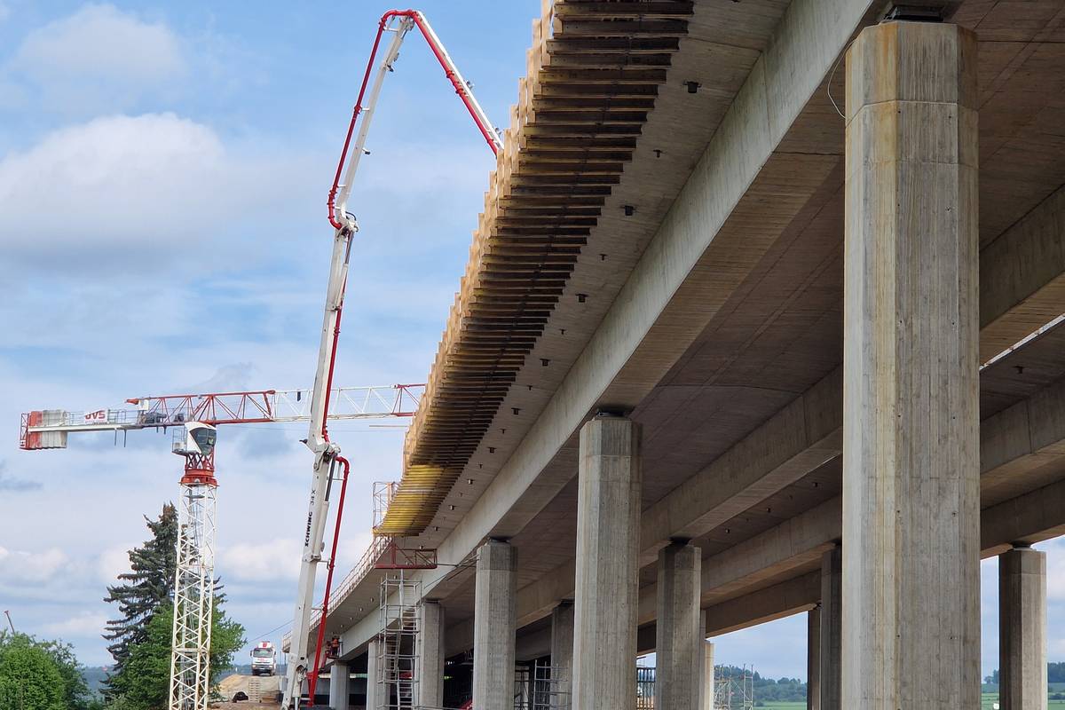 Most se začal betonovat loni v létě.