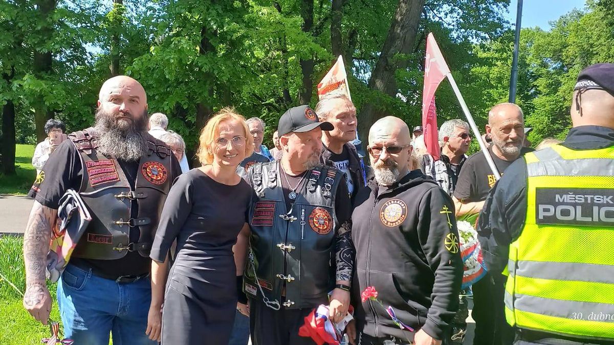 Konečné fandí „švábi“. Motorkářský klub s neonacistickými symboly