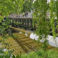 Bailey Bridge je symbolem úspěšné spojenecké invaze za druhé světové války, v Třebíči začal sloužit po válce jako součást obnovy.