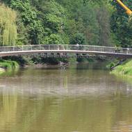 Už před odstraněním válečného mostu Bailey Bridge vedle něj vyrostla klenutá betonová lávka.