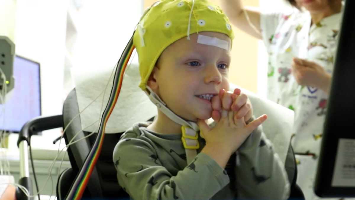 Malý Martin, na jehož léčbu se složily desítky tisíc Čechů, dělá pokroky