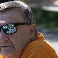 Muž pozoruje prvomájové shromáždění v Ostravě. 