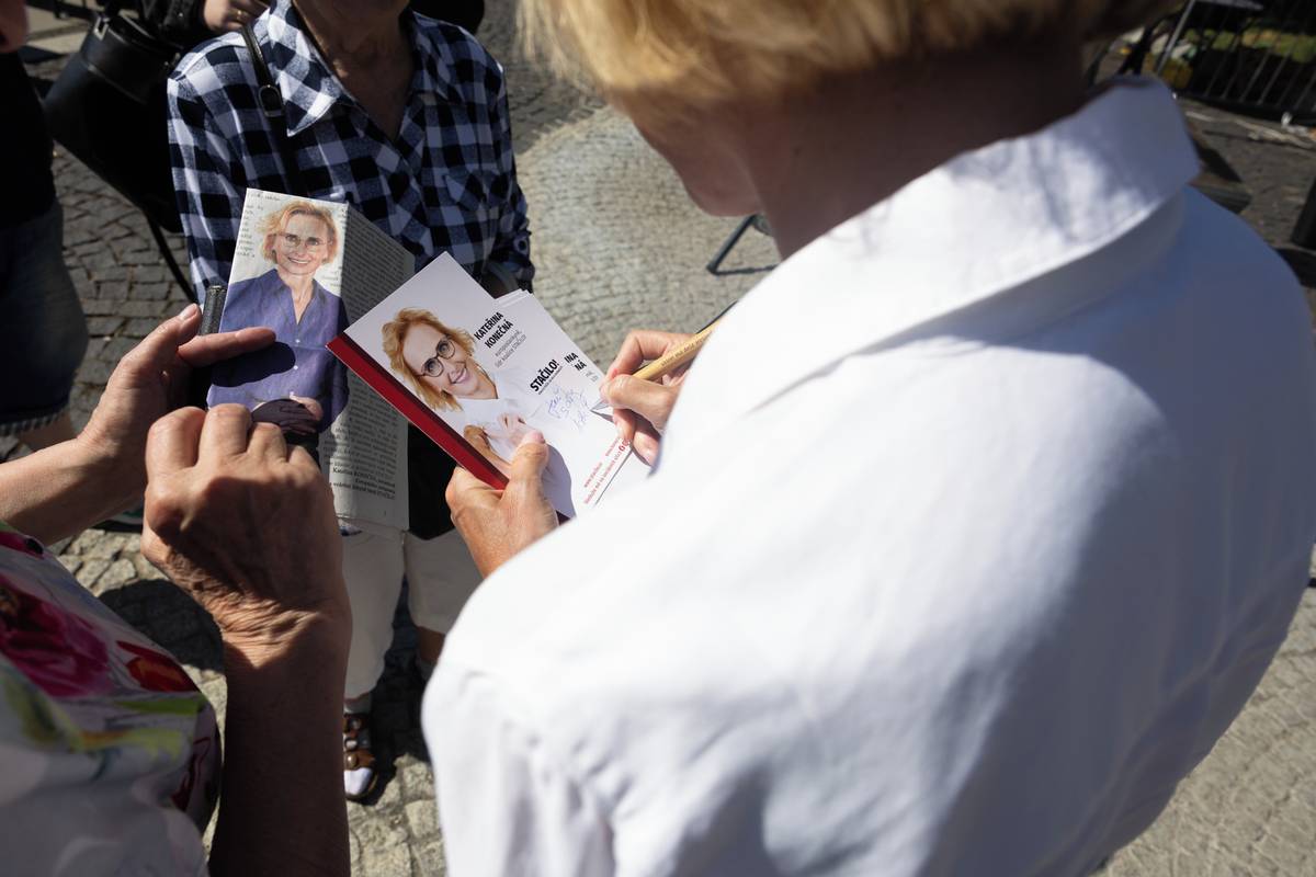 Několik lidí požádalo Konečnou o autogram.