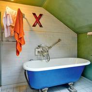 Hravost fotograf potvrdil i při zařizování retro koupelny.