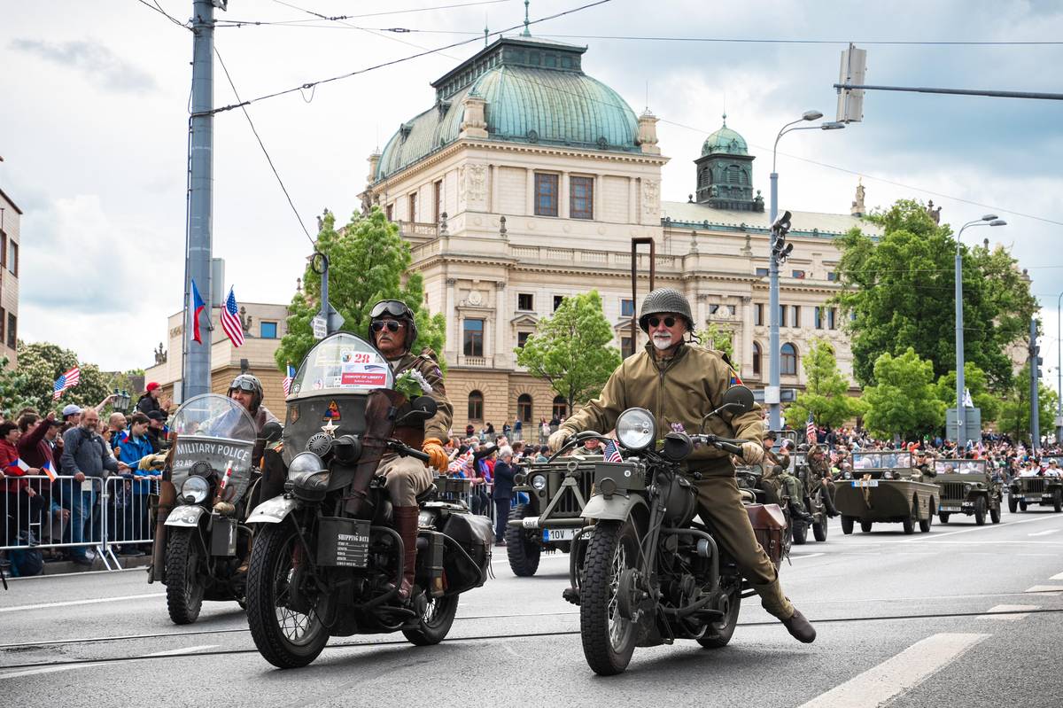 Motocykly před divadlem J. K. Tyla