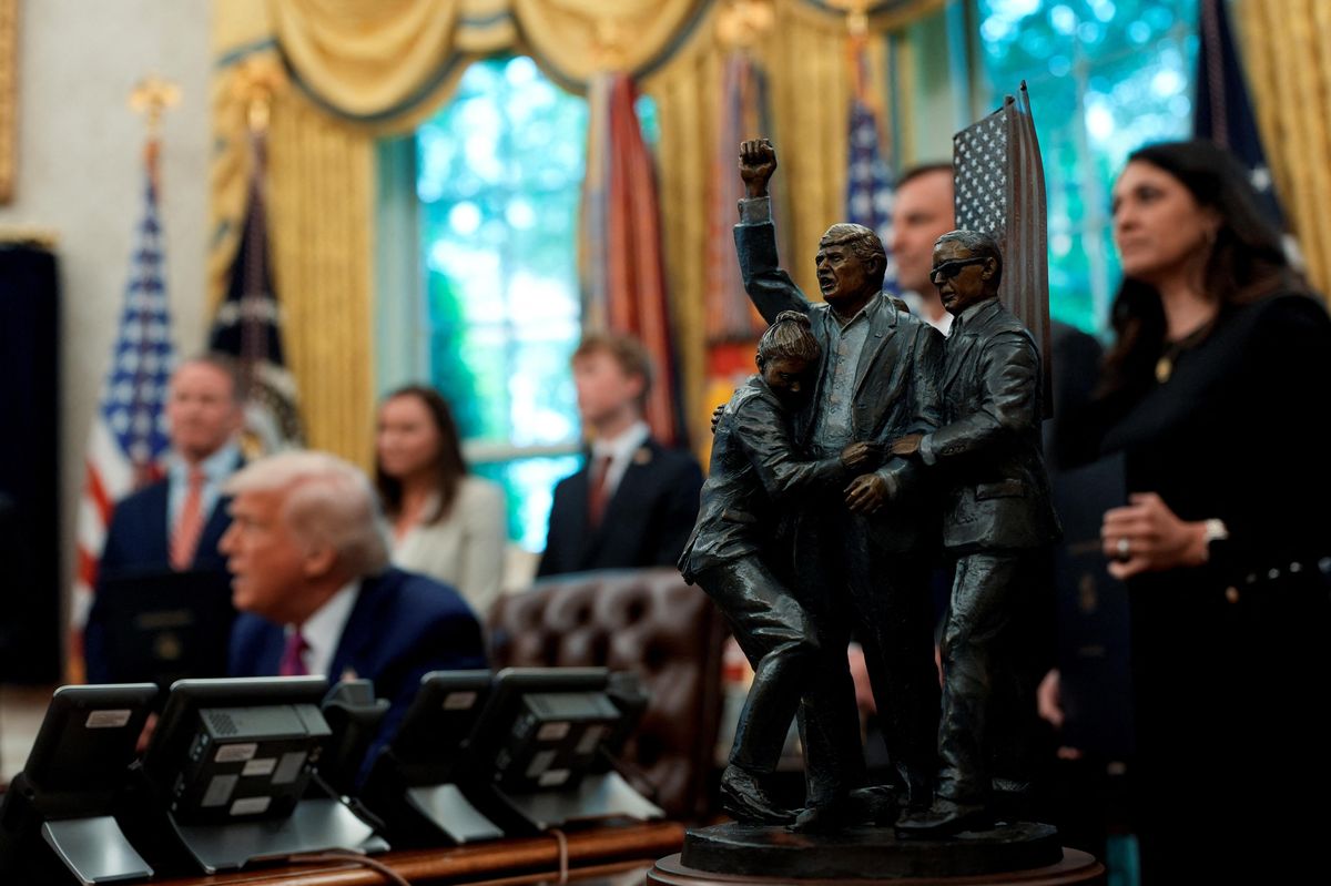 Trump si ozdobil Oválnou pracovnu soškou, která jej zachycuje při loňském pokusu o atentát