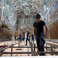 Silvio Screpanti, inženýr dohlížející na práce, uvedl pro agenturu AP, že dělníci deaktivují všechny elektronické senzory, které byly v Sixtinské kapli v posledních letech instalovány, aby pomohly ochránit její fresky. Tyto práce jsou součástí technologické blokády, která zabraňuje odposlouchávání tajných jednání.