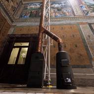 Uvnitř Sixtinské kaple jsou dočasně instalována dvě kamna speciálně pro konkláve; jedna pro pálení hlasovacích lístků, druhá pro určení barvy kouře. Obě kamna jsou připojena k malému kouřovodu – potrubí v komíně, kterým uniká kouř – který vede střechou kaple ven.