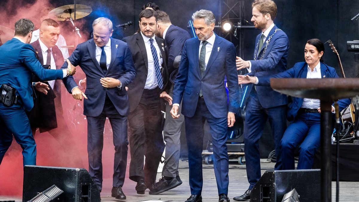 Mezi premiéry Polska a Nizozemska přilétla světlice. Zadrželi pět lidí