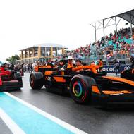 Jezdci týmu McLaren Oscar Piastri (vzadu) a Lando Norris obsadili vůz v barvách jejich týmu.