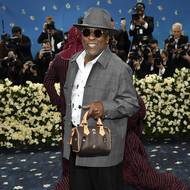 Nejčastějším pánským doplňkem byly klobouky a tašky Louis Vuitton, neboť značka je letošním sponzorem výstavy s názvem Superfine: Tailoring Black Style.