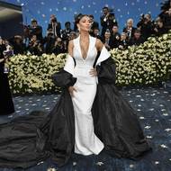 Zpěvačka Nicole Scherzingerová nechala vyniknout své ženské křivky. 