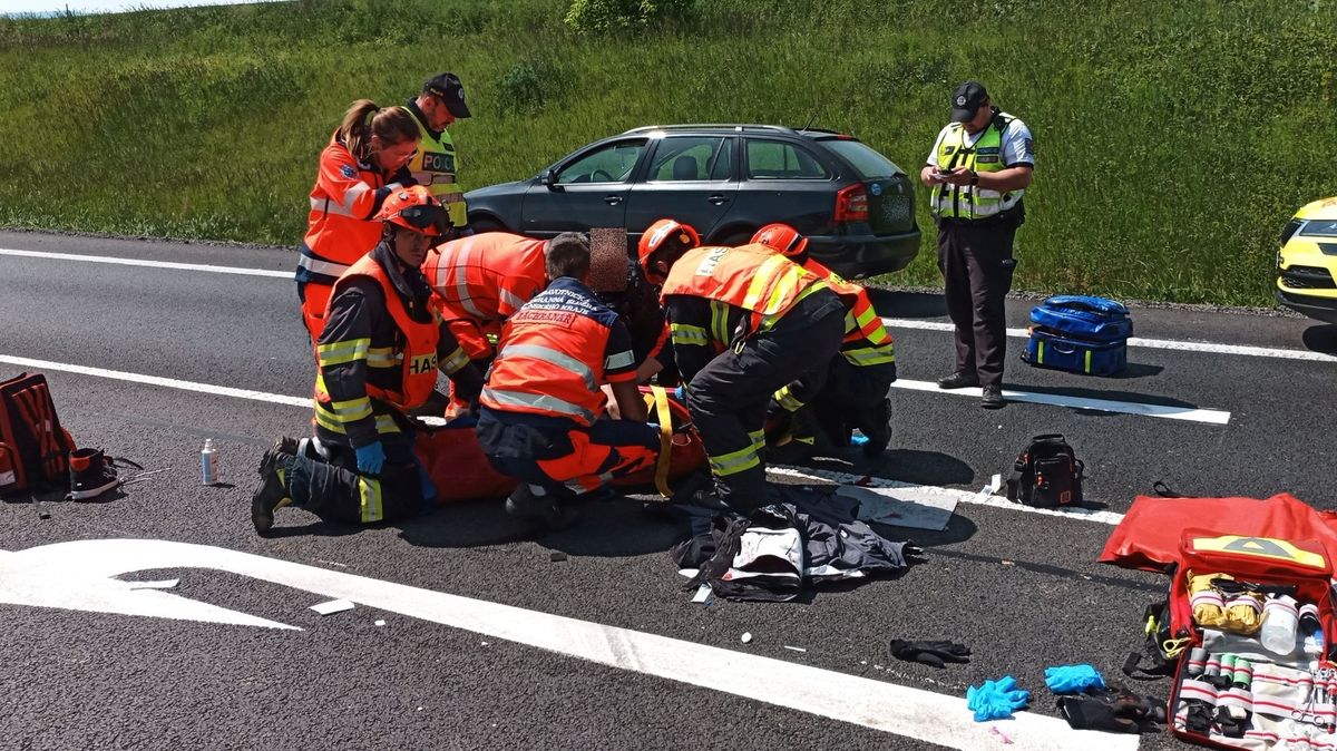 Motocyklista vjel u Bánova přímo do odbočující octavie, utrpěl vážná zranění