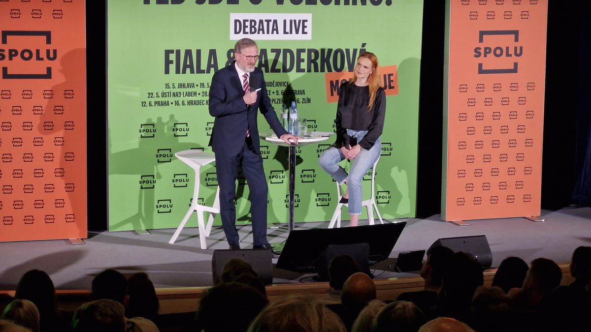 Premiér vyrazil s Pazderkovou na roadshow. V Jihlavě čelil i aktivistovi kvůli útoku na fakultě