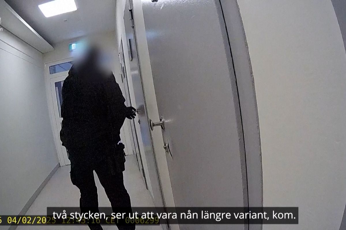 Záběry ze zásahu při masakru v Örebro. Útočník chtěl spáchat sebevraždu, tvrdí švédská policie  