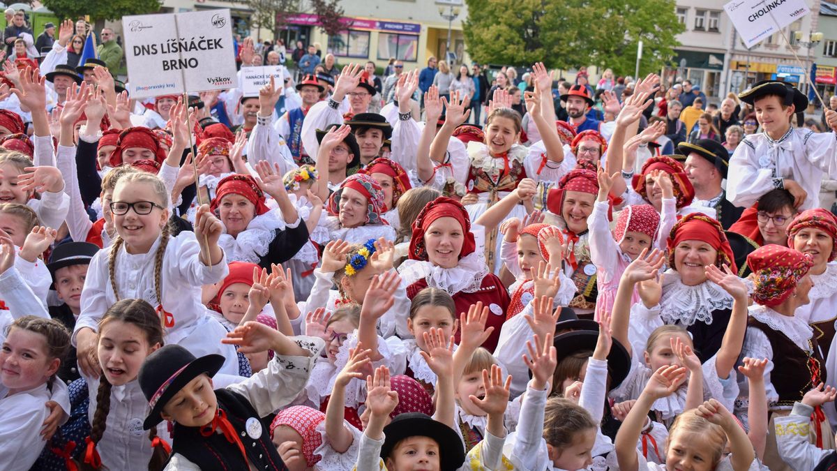 Ve Vyškově si Hanáckou besedu zatancovalo 354 krojovaných