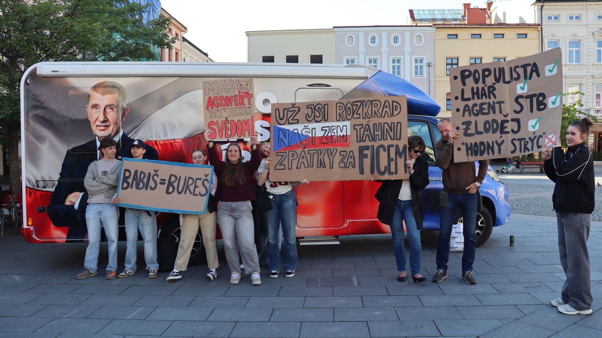 Nikdo nás neverboval ani neplatil, vzkazují studenti, kteří protestovali proti Babišovi na mítinku ve Frýdku-Místku