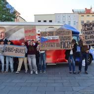I když se odpůrci Babiše postavili ve Frýdku-Místku přímo k jednomu z jeho předvolebních vozidel, nesetkali se s ním. Po mítinku totiž ujel ve druhém autě.  