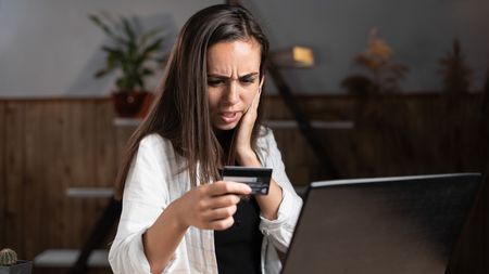 Vynalézavost internetových podvodníků nezná mezí, oběť lanaří i hodiny