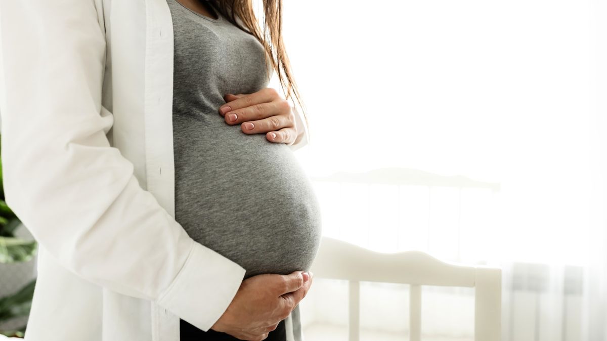 Moderátorka začala rodit v přímém přenosu, vysílání dokončila