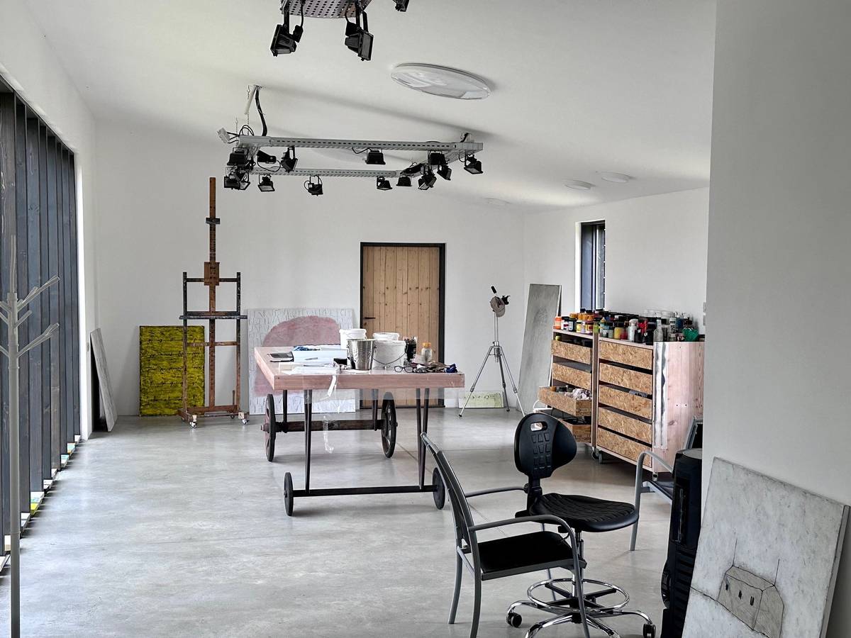 V ateliéru na venkově dříve vznikaly i dřevěné sochy. Doménou je dnes akrylová malba na plátně či desce.