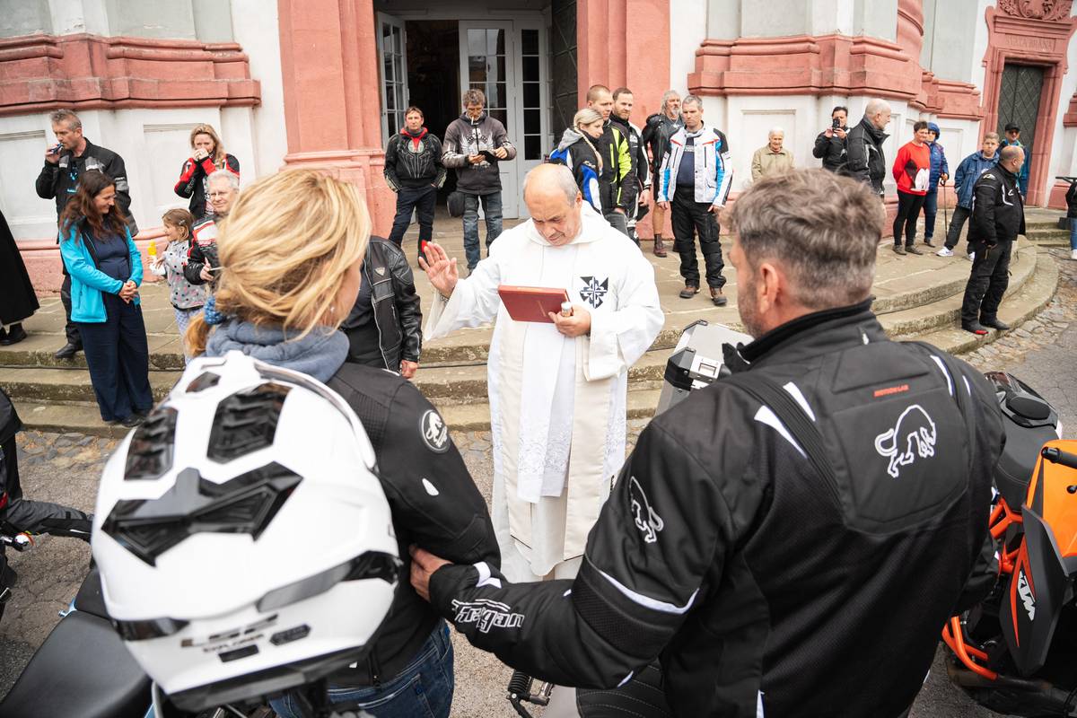 Po mši požehnal Pavel Maria Mayer, představený dominikánského kláštera v Jablonném a děkan místní farnosti, individuálně motorkářům.
