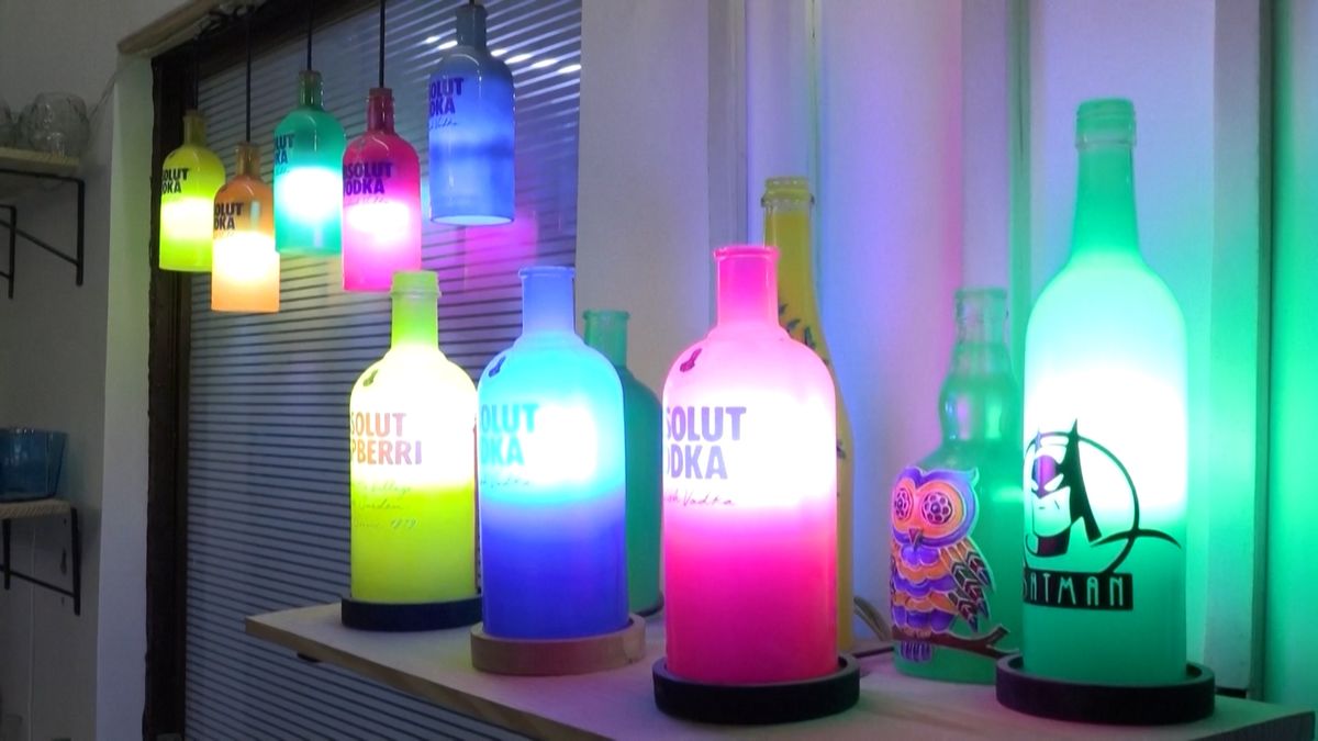Novináři vyrobili z použitých lahví od alkoholu stylové sklenice. Teď se nestačí otáčet